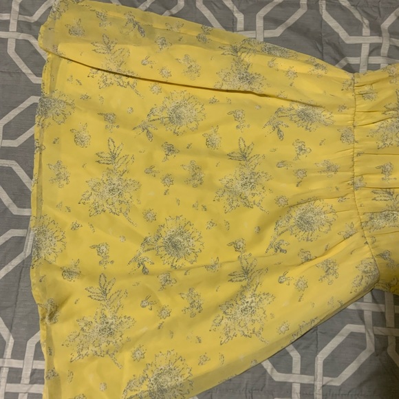 New with tags. Medium yellow dress with flower white and blue from Francescas - Picture 5 of 8